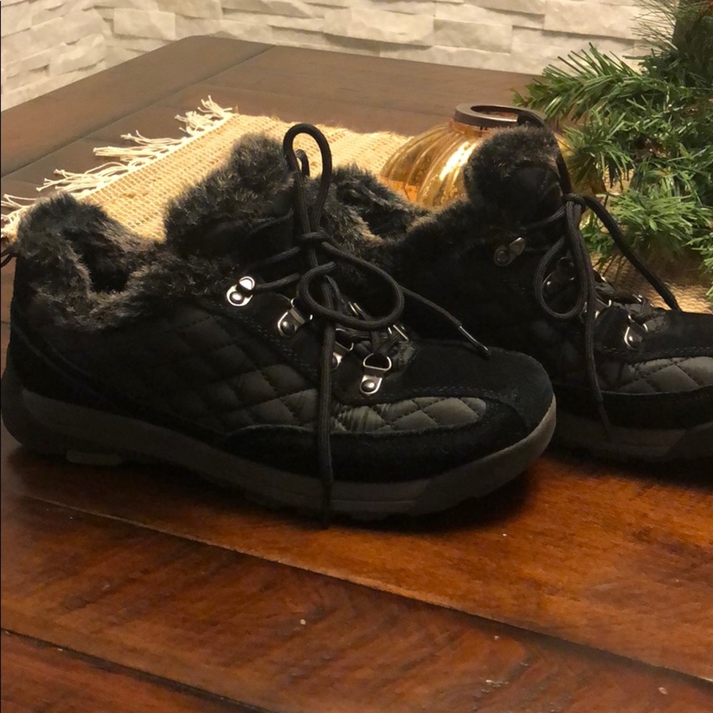 Black winter boots